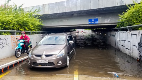 Mưa ngập 12 tiếng chưa rút, hầm chui biến thành hầm chứa nước - Ảnh 5. Mưa ngập 12 tiếng chưa rút, hầm chui biến thành hầm chứa nước - Ảnh 5.