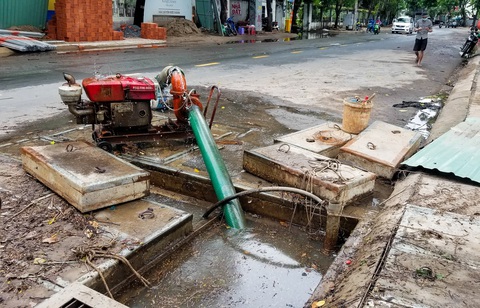 Mưa ngập 12 tiếng chưa rút, hầm chui biến thành hầm chứa nước - Ảnh 7. Mưa ngập 12 tiếng chưa rút, hầm chui biến thành hầm chứa nước - Ảnh 7.