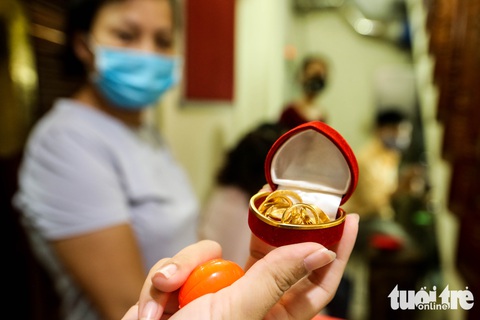 Giá vàng lên 62,45 triệu đồng/lượng, người dân chen nhau bán - Ảnh 3. Giá vàng lên 62,45 triệu đồng/lượng, người dân chen nhau bán - Ảnh 3.