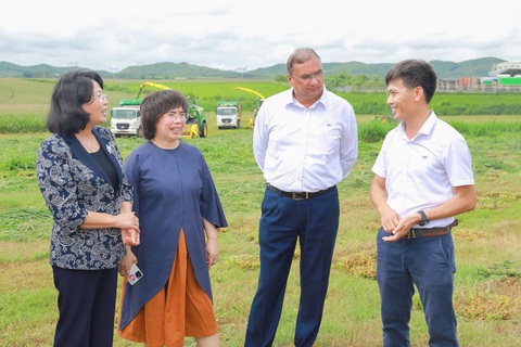 Phó chủ tịch nước ấn tượng với sự phát triển của miền Tây xứ Nghệ - Ảnh 3. Phó chủ tịch nước ấn tượng với sự phát triển của miền Tây xứ Nghệ - Ảnh 3.