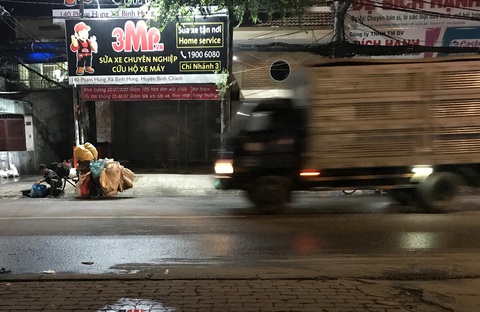 Đời ve chai - Tìm miếng ăn từ rác - Kỳ 6: Trắng đêm nhặt mót miếng ăn - Ảnh 3. Đời ve chai - Tìm miếng ăn từ rác - Kỳ 6: Trắng đêm nhặt mót miếng ăn - Ảnh 3.