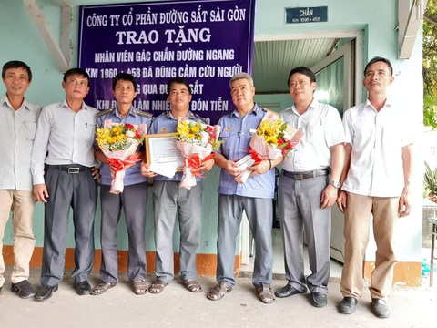 Bộ trưởng gửi thư biểu dương nhân viên gác chắn cứu người ngay trước mũi xe lửa - Ảnh 1. Bộ trưởng gửi thư biểu dương nhân viên gác chắn cứu người ngay trước mũi xe lửa - Ảnh 1.