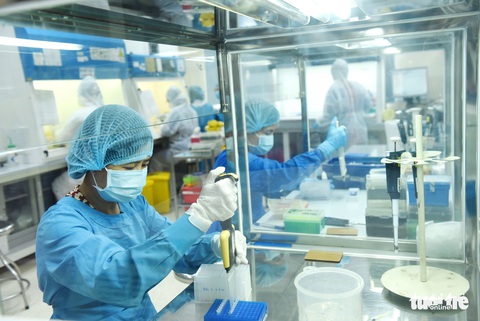 Tất bật xét nghiệm tìm COVID-19 - Ảnh 6. Tất bật xét nghiệm tìm COVID-19 - Ảnh 6.