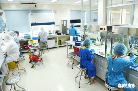 Tất bật xét nghiệm tìm COVID-19 - Ảnh 5. Tất bật xét nghiệm tìm COVID-19 - Ảnh 5.