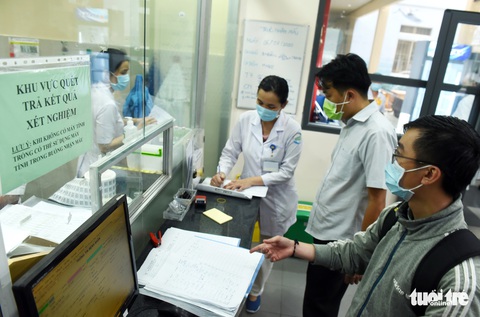 Tất bật xét nghiệm tìm COVID-19 - Ảnh 11. Tất bật xét nghiệm tìm COVID-19 - Ảnh 11.