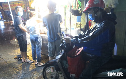Đêm mưa tầm tã, nhiều người Sài Gòn vẫn vất vả mưu sinh - Ảnh 6. Đêm mưa tầm tã, nhiều người Sài Gòn vẫn vất vả mưu sinh - Ảnh 6.