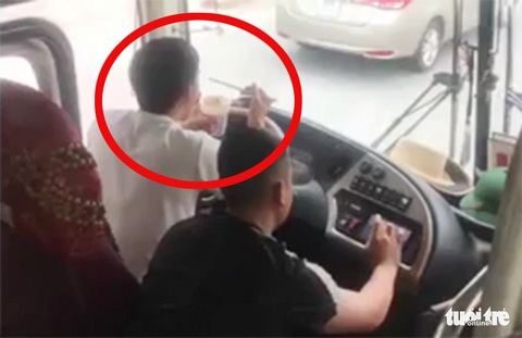 Vừa dùng khuỷu tay lái xe vừa ăn mì gói, tài xế bị tước bằng lái 2 tháng - Ảnh 1. Vừa dùng khuỷu tay lái xe vừa ăn mì gói, tài xế bị tước bằng lái 2 tháng - Ảnh 1.