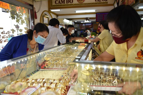 Giá vàng trong nước tăng không ngừng, lên 62,2 triệu đồng/lượng - Ảnh 1. Giá vàng trong nước tăng không ngừng, lên 62,2 triệu đồng/lượng - Ảnh 1.