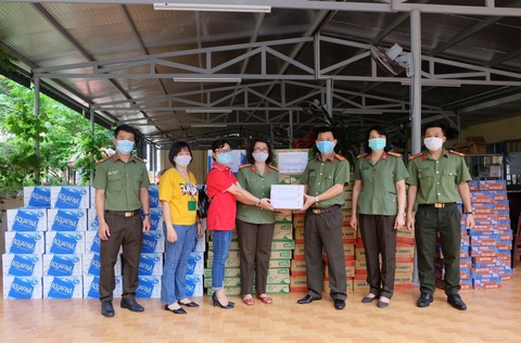 Chuyển phát nhanh J&T Express tiếp sức cho y bác sĩ Đà Nẵng - Ảnh 4. Chuyển phát nhanh J&T Express tiếp sức cho y bác sĩ Đà Nẵng - Ảnh 4.