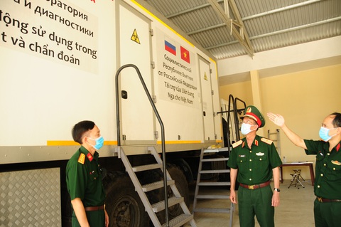 Bên trong cỗ máy xét nghiệm COVID-19 của Trung tâm Nhiệt đới Việt - Nga - Ảnh 1. Bên trong cỗ máy xét nghiệm COVID-19 của Trung tâm Nhiệt đới Việt - Nga - Ảnh 1.