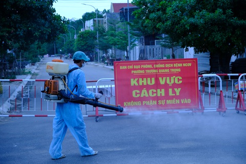 Hai giáo viên liên quan bệnh nhân 786 không được coi thi, bố trí thi riêng 48 thí sinh - Ảnh 1. Hai giáo viên liên quan bệnh nhân 786 không được coi thi, bố trí thi riêng 48 thí sinh - Ảnh 1.