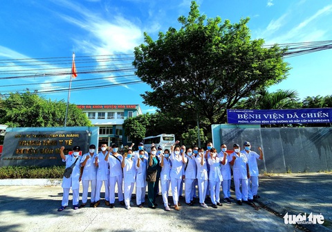 Nam y, bác sĩ TP Hải Phòng đồng loạt... cạo trọc trước khi vào tâm dịch Đà Nẵng - Ảnh 4. Nam y, bác sĩ TP Hải Phòng đồng loạt... cạo trọc trước khi vào tâm dịch Đà Nẵng - Ảnh 4.