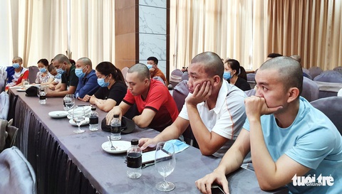Nam y, bác sĩ TP Hải Phòng đồng loạt... cạo trọc trước khi vào tâm dịch Đà Nẵng - Ảnh 1. Nam y, bác sĩ TP Hải Phòng đồng loạt... cạo trọc trước khi vào tâm dịch Đà Nẵng - Ảnh 1.