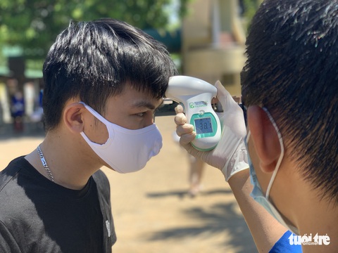 Hàng chục thí sinh phát hoảng vì đo thân nhiệt gần 40 độ C - Ảnh 1. Hàng chục thí sinh phát hoảng vì đo thân nhiệt gần 40 độ C - Ảnh 1.