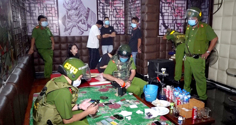 Phát hiện 18 thanh thiếu niên dương tính với ma túy trong quán karaoke - Ảnh 1. Phát hiện 18 thanh thiếu niên dương tính với ma túy trong quán karaoke - Ảnh 1.
