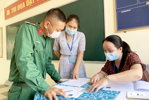 Hàng chục thí sinh phát hoảng vì đo thân nhiệt gần 40 độ C - Ảnh 3. Hàng chục thí sinh phát hoảng vì đo thân nhiệt gần 40 độ C - Ảnh 3.