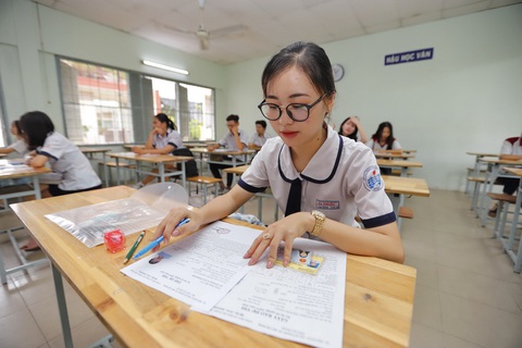 Sáng nay 9-8, hơn 870.000 thí sinh thi môn văn tốt nghiệp THPT - Ảnh 1.