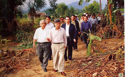 Vĩnh biệt Nguyên Tổng bí thư Lê Khả Phiêu: Tổ quốc kính yêu, vì Người ta xông tới - Ảnh 1. Vĩnh biệt Nguyên Tổng bí thư Lê Khả Phiêu: Tổ quốc kính yêu, vì Người ta xông tới - Ảnh 1.