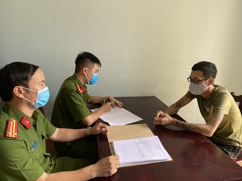 Bắt bị can lừa đảo người gửi hàng qua mạng sang Hàn Quốc - Ảnh 2. Bắt bị can lừa đảo người gửi hàng qua mạng sang Hàn Quốc - Ảnh 2.