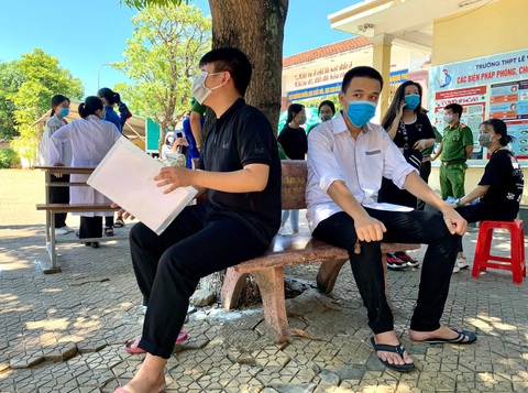 Thí sinh bắt đầu làm thủ tục thi tốt nghiệp THPT, kỳ thi chưa từng có - Ảnh 20. Thí sinh bắt đầu làm thủ tục thi tốt nghiệp THPT, kỳ thi chưa từng có - Ảnh 20.