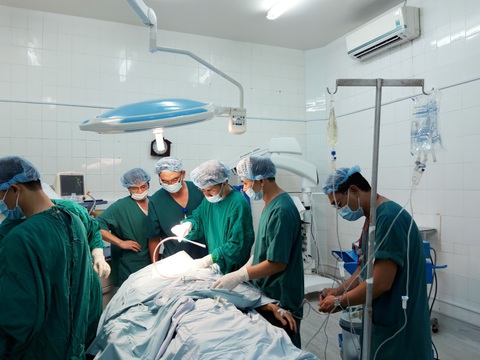 Cứu sống bệnh nhân nguy kịch do tự dùng dao đâm vào đầu cổ - Ảnh 1. Cứu sống bệnh nhân nguy kịch do tự dùng dao đâm vào đầu cổ - Ảnh 1.