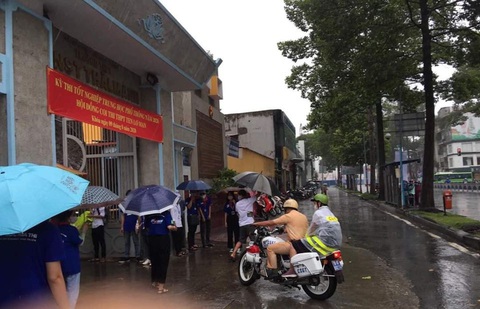 Nhường áo mưa cho thí sinh, chiến sĩ CSGT nhớ thời mình đi học - Ảnh 2. Nhường áo mưa cho thí sinh, chiến sĩ CSGT nhớ thời mình đi học - Ảnh 2.
