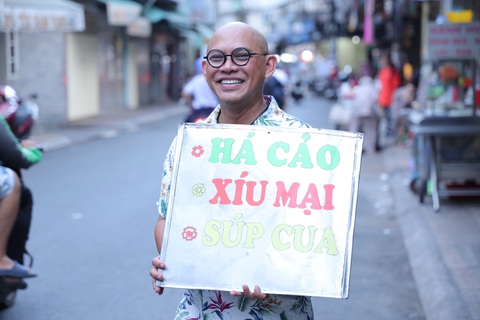 Color Man làm người bán hàng rong, kêu gọi giúp đỡ những mảnh đời khó khăn - Ảnh 2. Color Man làm người bán hàng rong, kêu gọi giúp đỡ những mảnh đời khó khăn - Ảnh 2.