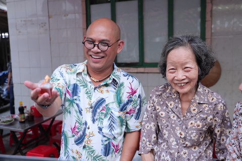 Color Man làm người bán hàng rong, kêu gọi giúp đỡ những mảnh đời khó khăn - Ảnh 3. Color Man làm người bán hàng rong, kêu gọi giúp đỡ những mảnh đời khó khăn - Ảnh 3.