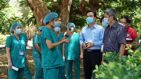 Vợ ở tuyến đầu, chồng nơi tuyến lửa cùng nhau phòng chống COVID-19 - Ảnh 1. Vợ ở tuyến đầu, chồng nơi tuyến lửa cùng nhau phòng chống COVID-19 - Ảnh 1.