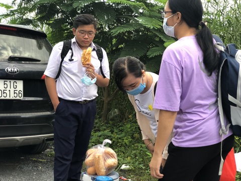 Thầy cô lo cả bữa ăn sáng cho học sinh chắc bụng vào thi - Ảnh 1. Thầy cô lo cả bữa ăn sáng cho học sinh chắc bụng vào thi - Ảnh 1.