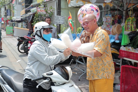 Color Man làm người bán hàng rong, kêu gọi giúp đỡ những mảnh đời khó khăn - Ảnh 4. Color Man làm người bán hàng rong, kêu gọi giúp đỡ những mảnh đời khó khăn - Ảnh 4.