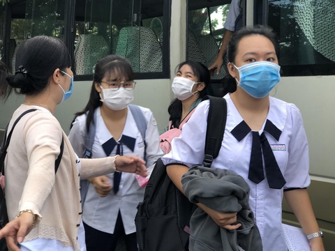 Thầy cô lo cả bữa ăn sáng cho học sinh chắc bụng vào thi - Ảnh 2. Thầy cô lo cả bữa ăn sáng cho học sinh chắc bụng vào thi - Ảnh 2.
