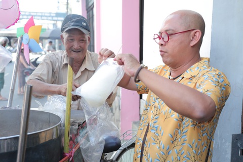 Color Man làm người bán hàng rong, kêu gọi giúp đỡ những mảnh đời khó khăn - Ảnh 6. Color Man làm người bán hàng rong, kêu gọi giúp đỡ những mảnh đời khó khăn - Ảnh 6.