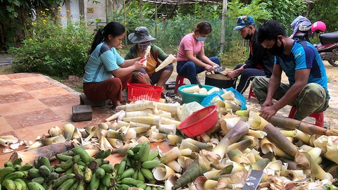 Người Cơ Tu xuống núi, tiếp sức chống dịch - Ảnh 1. Người Cơ Tu xuống núi, tiếp sức chống dịch - Ảnh 1.