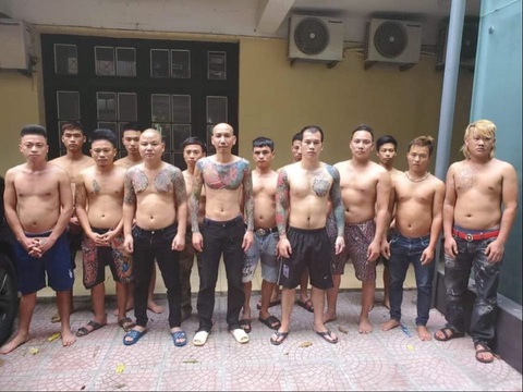 Phú Lê khai vợ bị nói xấu suốt 10 ngày, đánh mẹ và dì Đào Chile để dụ ra cảnh cáo - Ảnh 3. Phú Lê khai vợ bị nói xấu suốt 10 ngày, đánh mẹ và dì Đào Chile để dụ ra cảnh cáo - Ảnh 3.