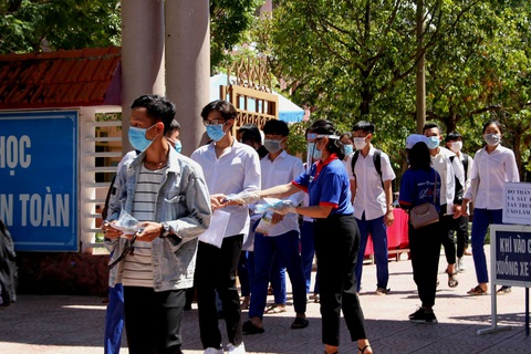 Thay khẩn cấp 178 giám thị và 58 cán bộ phục vụ thi vì liên quan đến 2 ca COVID-19 - Ảnh 1. Thay khẩn cấp 178 giám thị và 58 cán bộ phục vụ thi vì liên quan đến 2 ca COVID-19 - Ảnh 1.