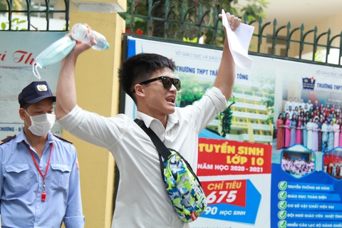 Ngày thi đầu tiên: 11 thí sinh bị đình chỉ, 23 tỉnh có thí sinh lùi thi tốt nghiệp do COVID-19 - Ảnh 1. Ngày thi đầu tiên: 11 thí sinh bị đình chỉ, 23 tỉnh có thí sinh lùi thi tốt nghiệp do COVID-19 - Ảnh 1.