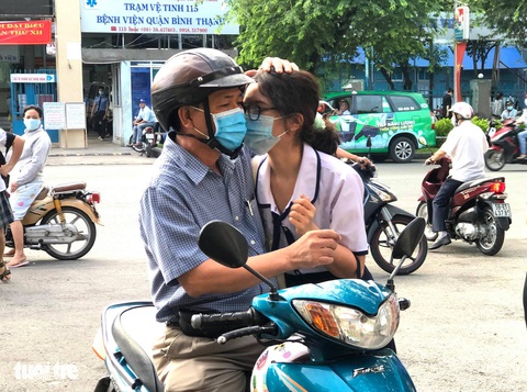 Yên tâm thi nhé con, đã có ba mẹ đây! - Ảnh 1. Yên tâm thi nhé con, đã có ba mẹ đây! - Ảnh 1.