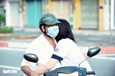 Yên tâm thi nhé con, đã có ba mẹ đây! - Ảnh 11. Yên tâm thi nhé con, đã có ba mẹ đây! - Ảnh 11.