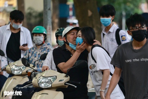 Yên tâm thi nhé con, đã có ba mẹ đây! - Ảnh 4. Yên tâm thi nhé con, đã có ba mẹ đây! - Ảnh 4.