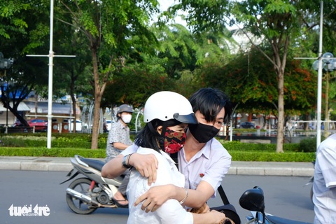 Yên tâm thi nhé con, đã có ba mẹ đây! - Ảnh 5. Yên tâm thi nhé con, đã có ba mẹ đây! - Ảnh 5.