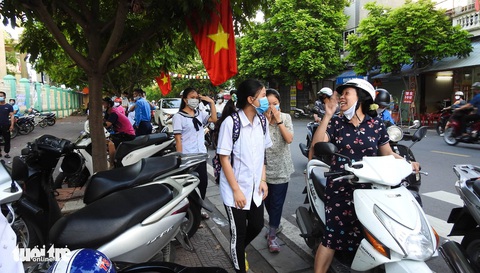 Yên tâm thi nhé con, đã có ba mẹ đây! - Ảnh 8. Yên tâm thi nhé con, đã có ba mẹ đây! - Ảnh 8.
