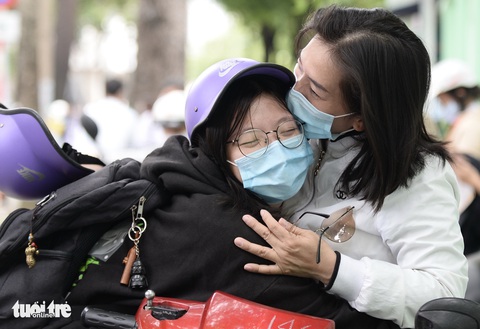 Yên tâm thi nhé con, đã có ba mẹ đây! - Ảnh 13. Yên tâm thi nhé con, đã có ba mẹ đây! - Ảnh 13.