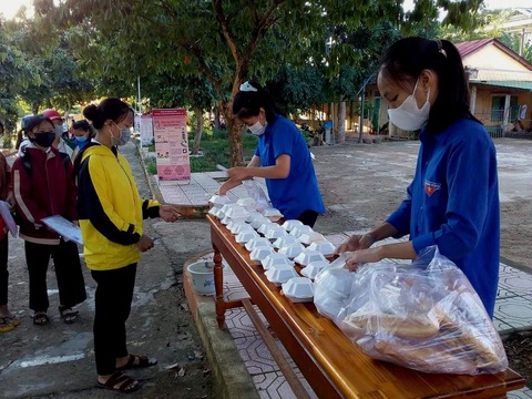 Giáo viên, đoàn viên vào bếp nấu cơm cho thí sinh khi hàng quán đóng cửa vì dịch - Ảnh 1. Giáo viên, đoàn viên vào bếp nấu cơm cho thí sinh khi hàng quán đóng cửa vì dịch - Ảnh 1.