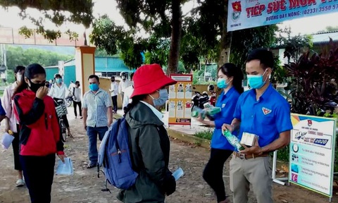 Giáo viên, đoàn viên vào bếp nấu cơm cho thí sinh khi hàng quán đóng cửa vì dịch - Ảnh 2. Giáo viên, đoàn viên vào bếp nấu cơm cho thí sinh khi hàng quán đóng cửa vì dịch - Ảnh 2.