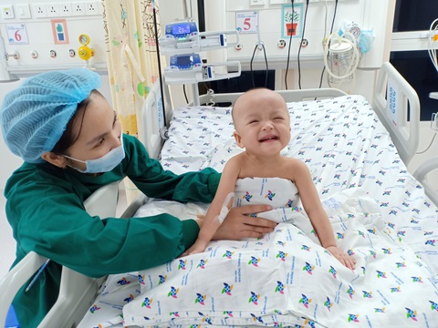 Trúc Nhi - Diệu Nhi tự ngồi dậy, thích chơi trò ú òa và múa tay theo điệu nhạc - Ảnh 1. Trúc Nhi - Diệu Nhi tự ngồi dậy, thích chơi trò ú òa và múa tay theo điệu nhạc - Ảnh 1.