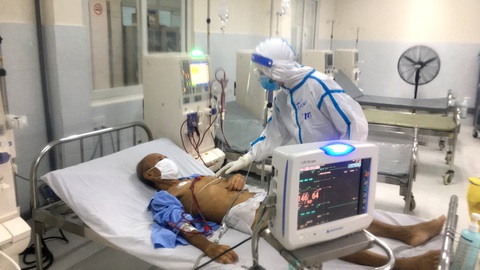 Chống dịch, hậu cần bệnh viện đi... bốc vác, hứng cả ủng mồ hôi mỗi ngày - Ảnh 1. Chống dịch, hậu cần bệnh viện đi... bốc vác, hứng cả ủng mồ hôi mỗi ngày - Ảnh 1.