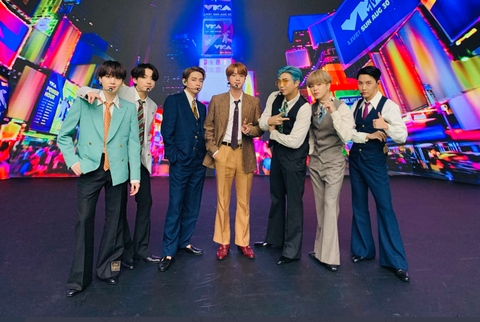 Tổng thống Hàn Quốc ca ngợi BTS làm nên lịch sử khi thành quán quân Billboard - Ảnh 2. Tổng thống Hàn Quốc ca ngợi BTS làm nên lịch sử khi thành quán quân Billboard - Ảnh 2.