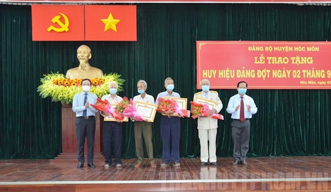 Lãnh đạo TP.HCM trao huy hiệu Đảng cho đảng viên lão thành - Ảnh 3. Lãnh đạo TP.HCM trao huy hiệu Đảng cho đảng viên lão thành - Ảnh 3.