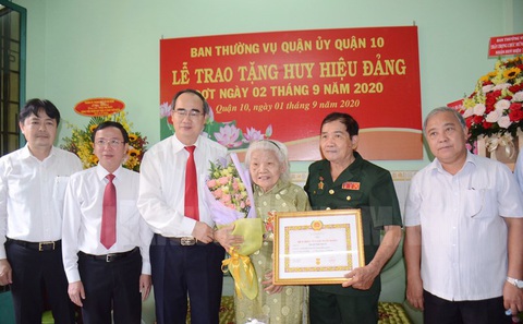 Lãnh đạo TP.HCM trao huy hiệu Đảng cho đảng viên lão thành - Ảnh 2. Lãnh đạo TP.HCM trao huy hiệu Đảng cho đảng viên lão thành - Ảnh 2.